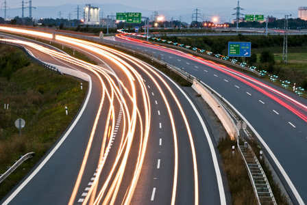 夜间高速公路长曝光车灯线