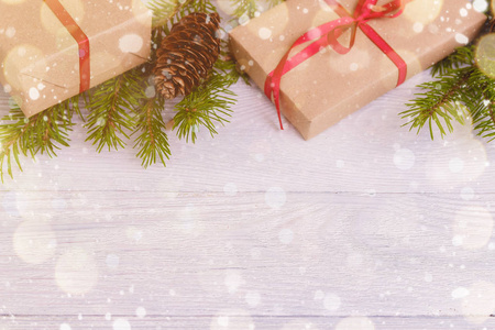 圣诞节背景绿色装饰枞树枝礼物木制背景