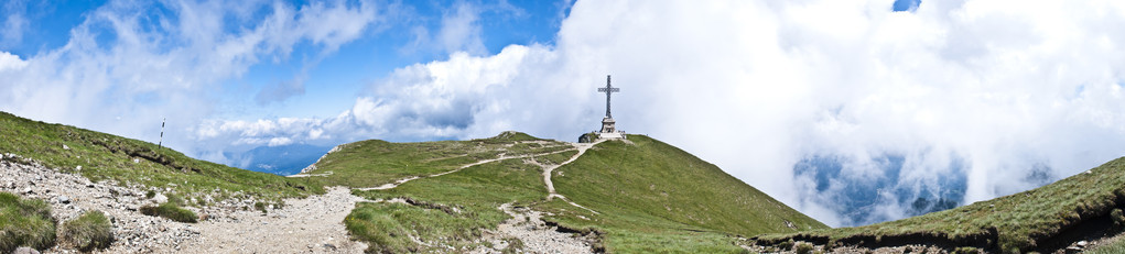 喀尔巴阡山脉的全景背景。 美丽的山和土地