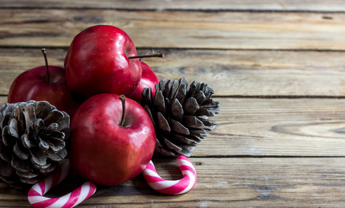 圣诞概念 红苹果冷杉树枝和球果