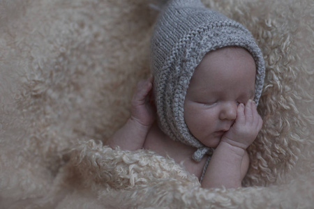 新生婴儿睡觉。可爱的婴儿帽子
