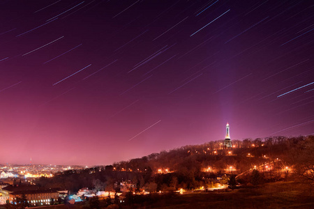 Startrails 在布拉格上空。捷克共和国纪念堂塔