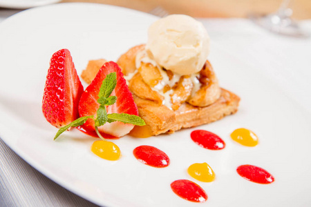 苹果派与冰淇淋装饰的草莓, 水果酱和草药在餐厅服务