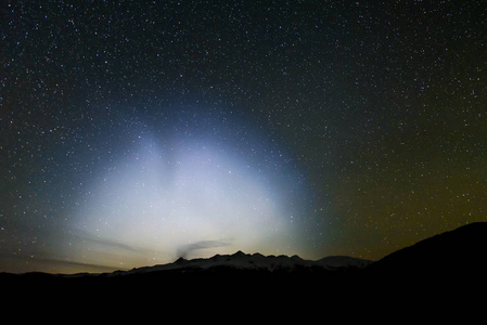 光晕星山夜飞碟天空