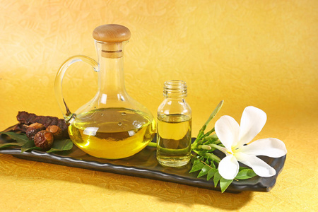 阿育吠陀油在玻璃瓶或草药草药头发油