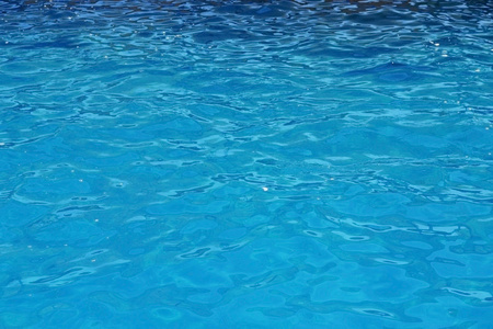 蓝色水波纹表面背景。水池水质地。蓝色的水, 抽象的自然背景