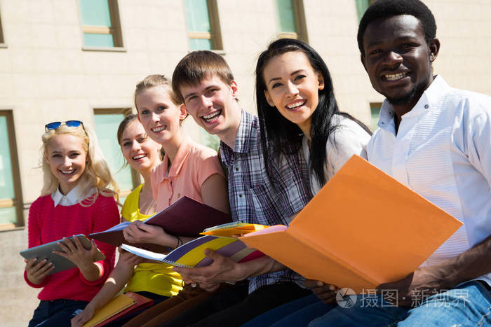 学习复习功课的大学生群体