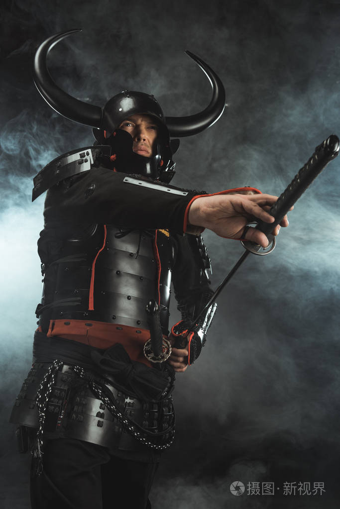 底部的看法武士拿出他的武士刀黑背景与烟雾