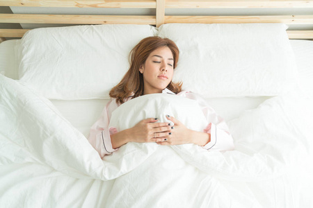 亚洲女人睡在床上图片