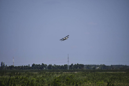 飞机农业航空 An2。喷洒肥料和杀虫剂在领域与航空器