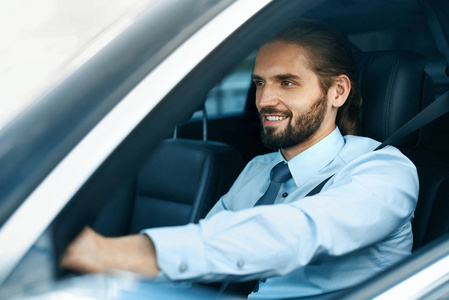 人驾驶 Car。微笑的男性驾驶的汽车的画像