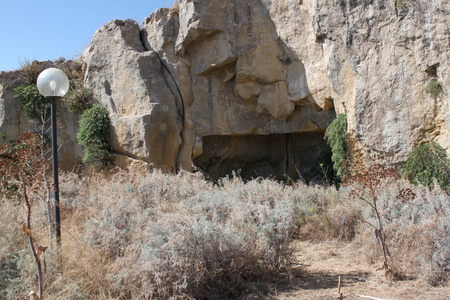 岩石中的洞穴