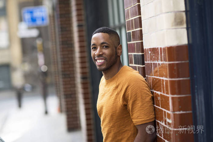 一个年轻的非洲裔美国人的肖像