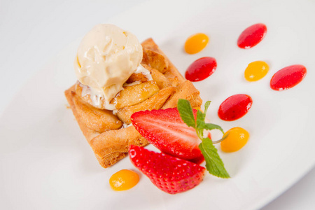 苹果派与冰淇淋装饰的草莓, 水果酱和草药的白色背景