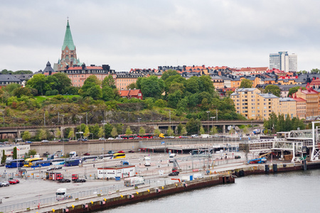 斯德哥尔摩航运码头和旧索非亚教堂的景观图片