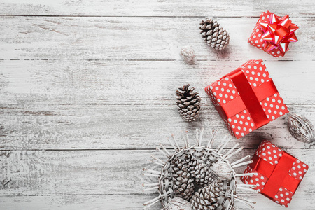 圣诞作文, 礼品背景包装在红色包装与彩色装饰松果