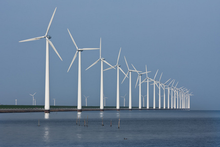 一排风车倒映在荷兰的海面上