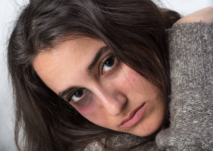 黑眼圈女人图片