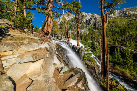 鹰瀑布在美国加利福尼亚州的太浩湖
