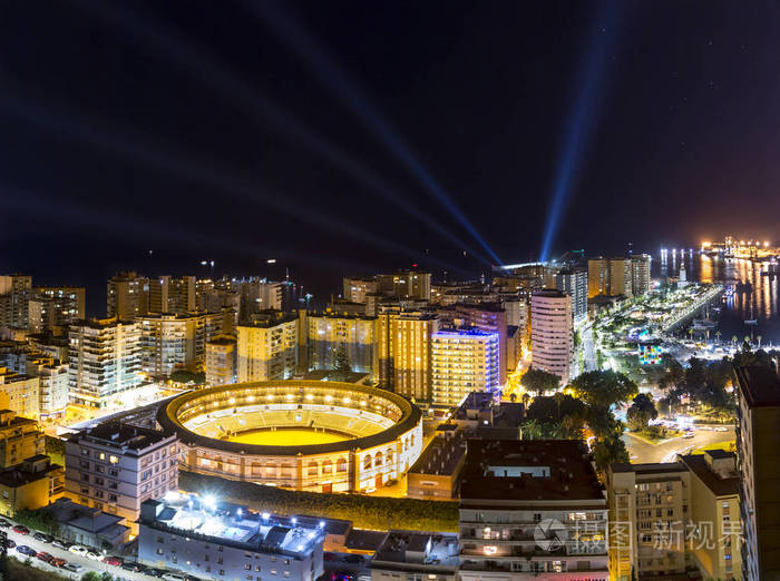 闪亮多彩的马拉加城市在夜间
