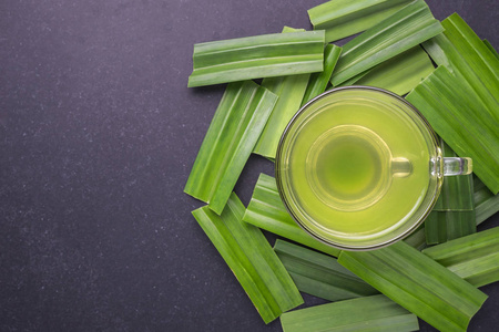 在透明玻璃和新鲜香兰叶上黑色 sto 香兰汁照片