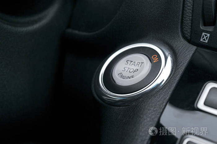 汽车仪表板与重点在发动机启动停止按钮, 现代汽车内部细节。开始停止