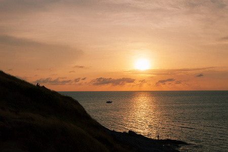 美丽的日出或日落在热带海在普吉岛泰国