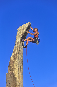 女性攀岩者。