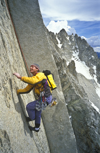 攀岩者紧贴悬崖。
