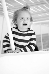 海洋一件衬衫，时尚的游艇上的小开心宝贝男孩