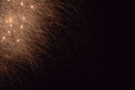 五颜六色的烟花在夜空。新年庆祝烟花。黑色背景上的抽象焰火与文本的可用空间