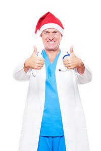 戴着红色圣诞帽的医生竖起大拇指