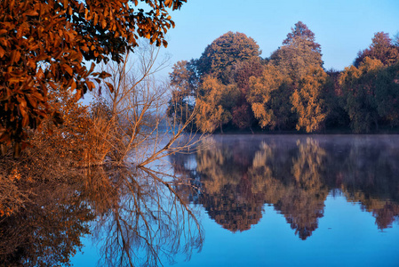 秋季景观与河