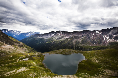 山地湖