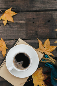 舒适秋季组成有格子的叶子和一杯咖啡上旧的老式木制背景