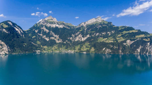 风景与湖和山在瑞士