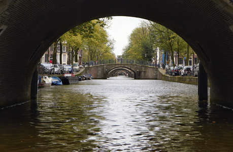 荷兰阿姆斯特丹城中最古老运河之一的景观