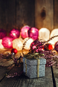 圣诞背景与礼品盒和粉红色干石楠在宇
