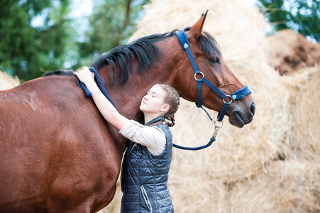 我最好的朋友年轻少女拥抱她最爱的马照片