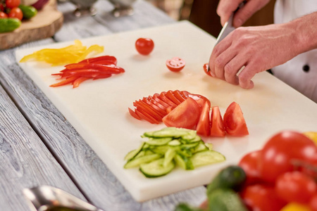 在白板上的切蔬菜的过程