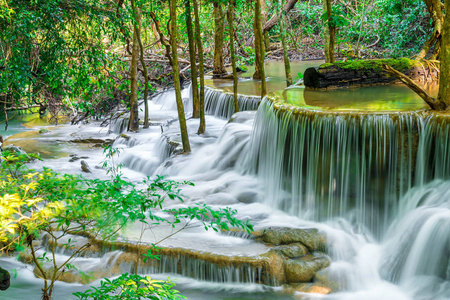 如湄 Kamin 瀑布在泰国北碧府
