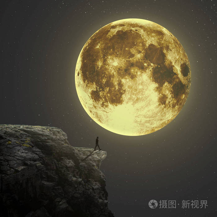 男人的轮廓背景下的满月.孤独的人