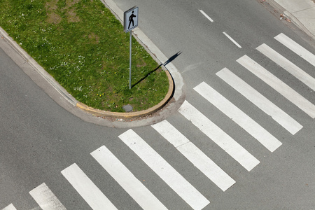 人行横道供行人穿越道路用