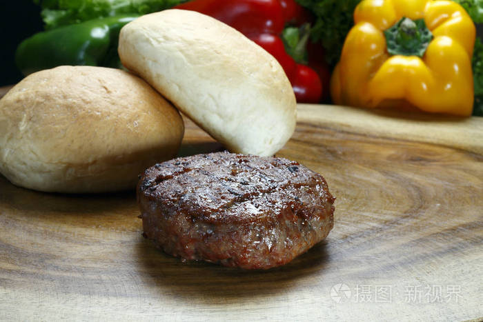 木板上的美味汉堡肉