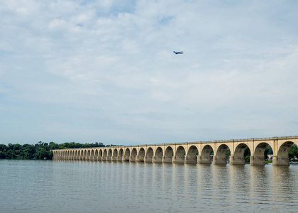 河上的桥和空中的喷气式飞机