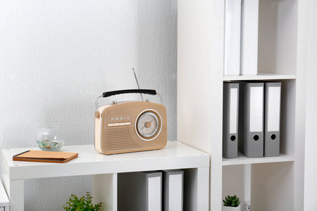 现代收音机在架子在房间