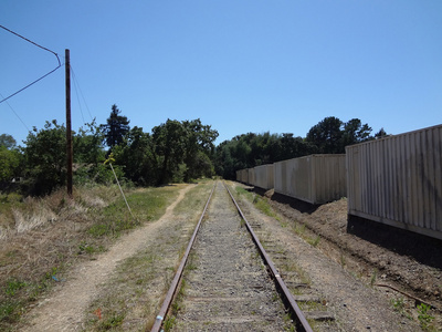 旧火车轨道延伸到远处图片