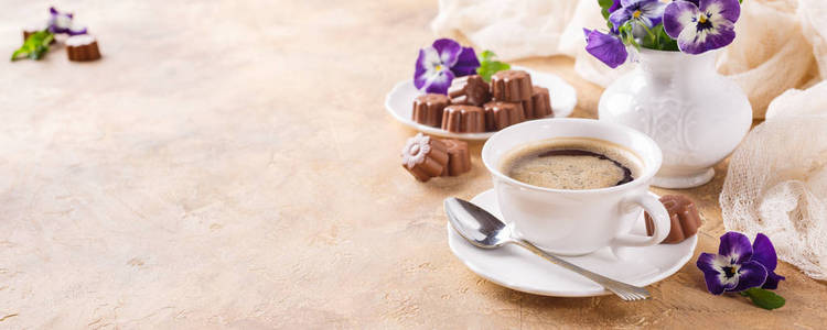杯咖啡与巧克力糖果