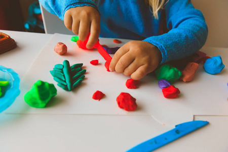 小朋友玩橡皮泥图片