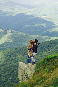 浪漫的情侣，在山顶上